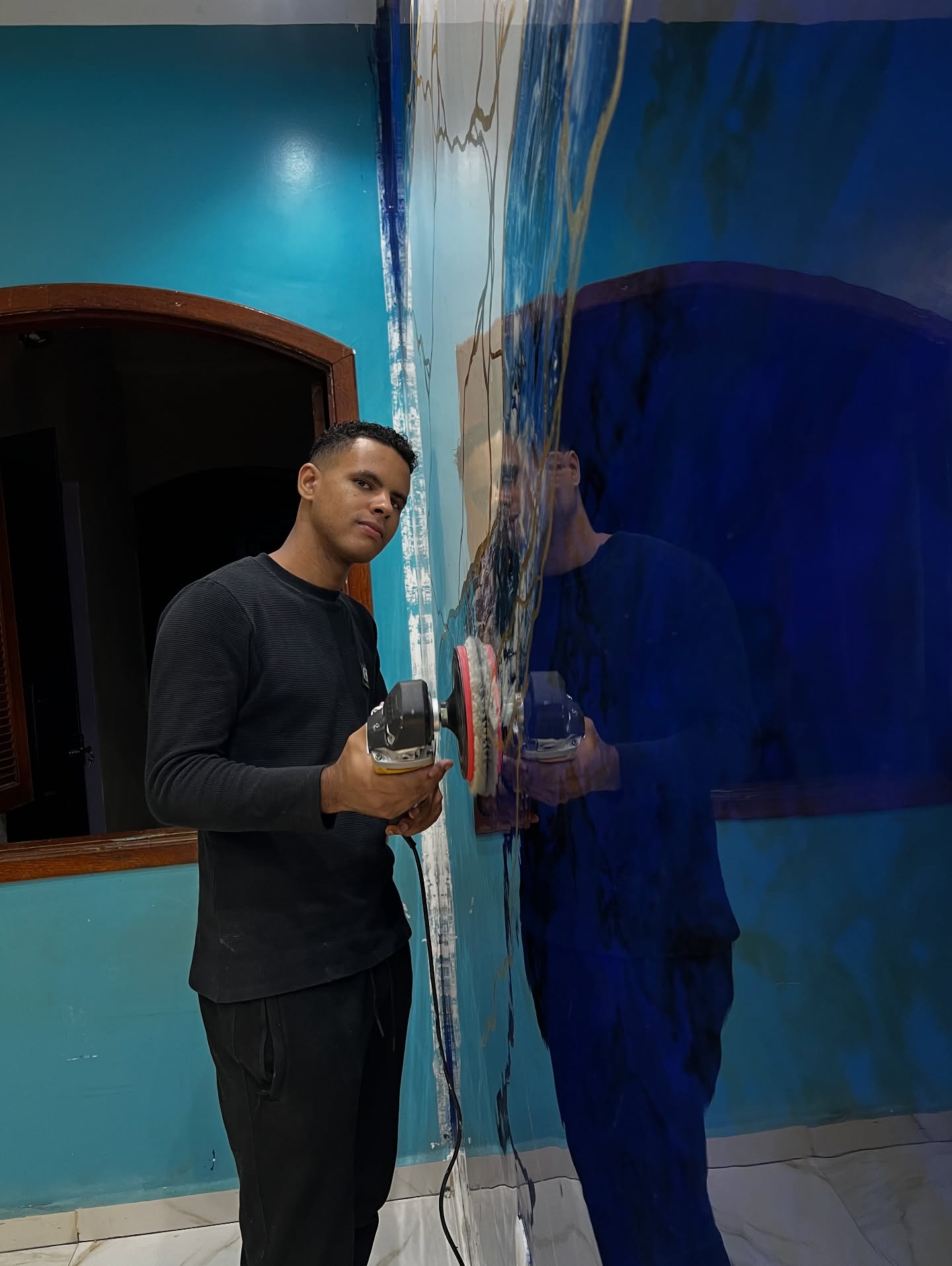 Jefferson aplicando efeito mármore na parede